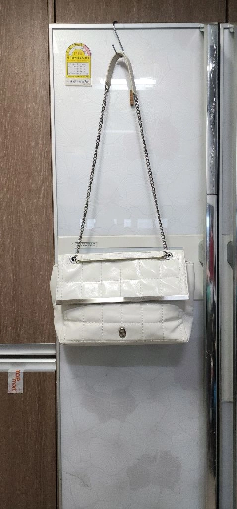 오스트카카 체인숄더백 / 썸웨어버터 이미지