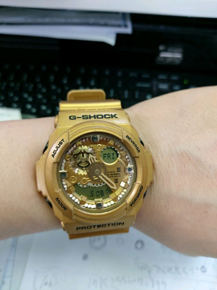 카시오 지샥 금장 시계 이미지