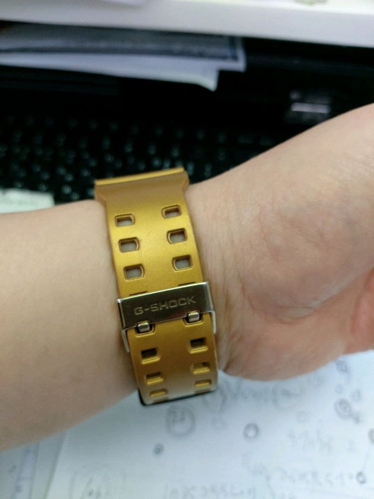 카시오 지샥 금장 시계 이미지