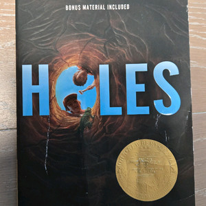 Holes (구덩이) 영어 원서: 루이스 사카 뉴베리상 수상작 이미지