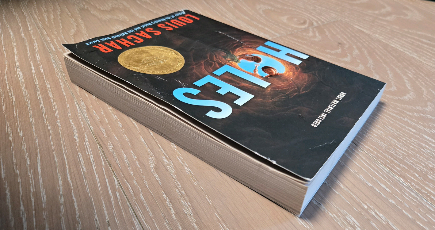 Holes (구덩이) 영어 원서: 루이스 사카 뉴베리상 수상작 이미지