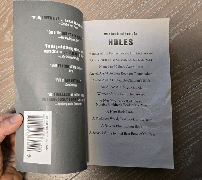 Holes (구덩이) 영어 원서: 루이스 사카 뉴베리상 수상작 이미지