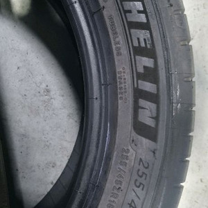 미쉐린 파일럿 4 255/45R18 중고 타이어 2본 이미지