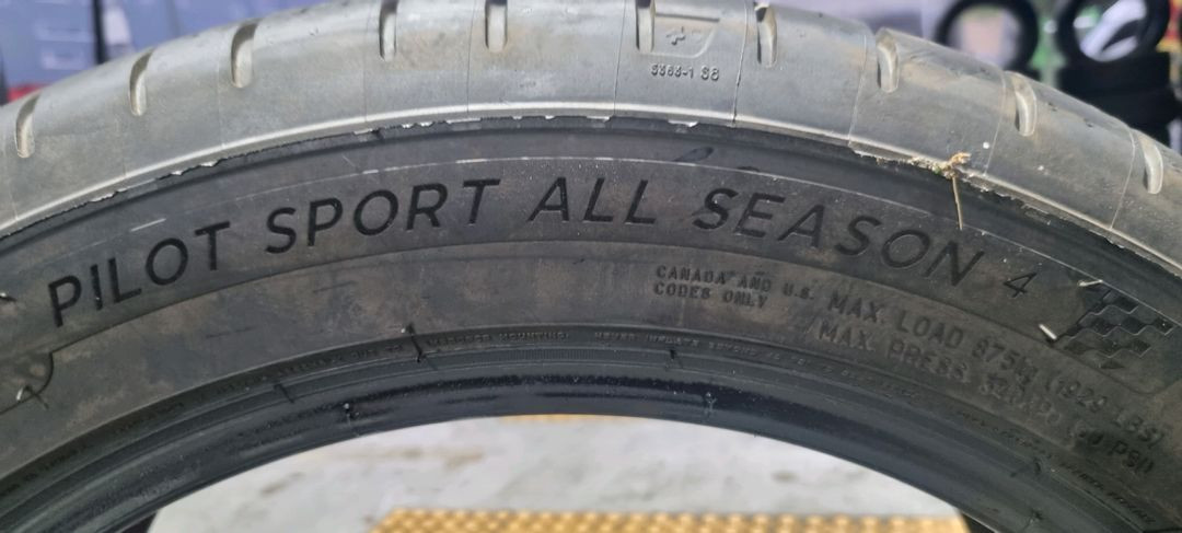 미쉐린 파일럿 4 255/45R18 중고 타이어 2본 이미지