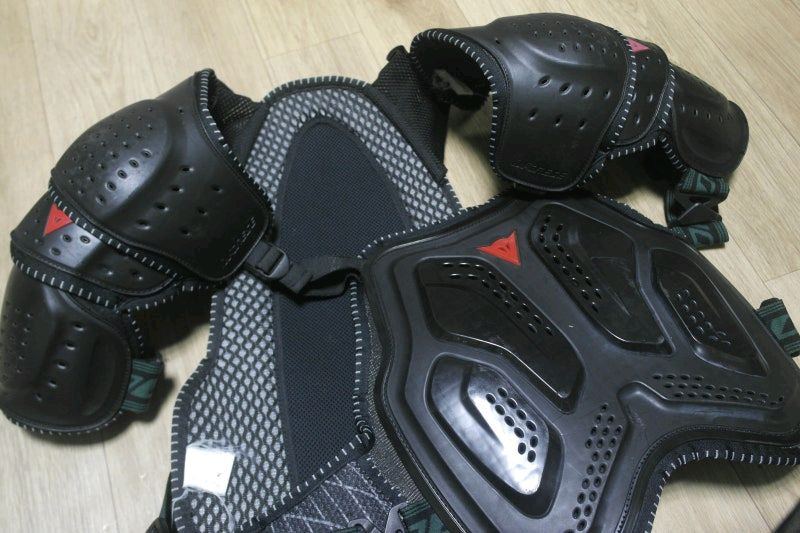 [신형] 다이네즈 가슴 척추 어깨 상체 보호대 -M~L 이미지