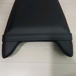 혼다 CBR650R용 순정 뒷좌석 리어 시트(새상품급)혼다 CB650R 모델과도 호환됩니다. 검은색 가죽 소재와 빨 이미지