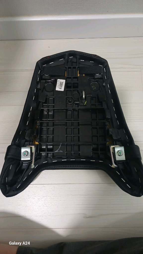 혼다 CBR650R용 순정 뒷좌석 리어 시트(새상품급)혼다 CB650R 모델과도 호환됩니다. 검은색 가죽 소재와 빨 이미지