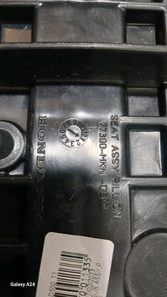 혼다 CBR650R용 순정 뒷좌석 리어 시트(새상품급)혼다 CB650R 모델과도 호환됩니다. 검은색 가죽 소재와 빨 이미지