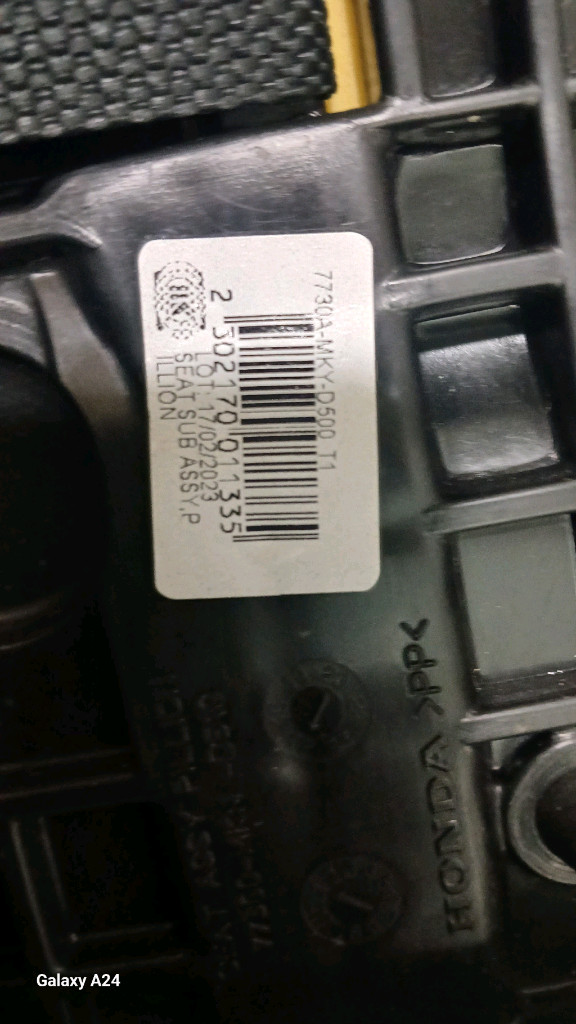 혼다 CBR650R용 순정 뒷좌석 리어 시트(새상품급)혼다 CB650R 모델과도 호환됩니다. 검은색 가죽 소재와 빨 이미지