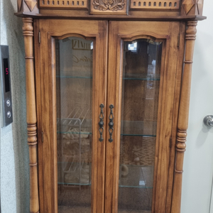 엔틱 원목 유리 장식장 이미지