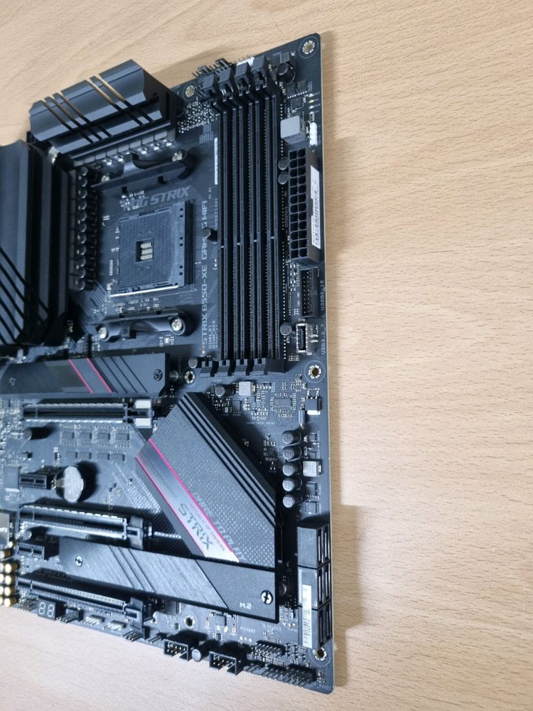 Asus Rog Strix B550-xe gaming wifi 보드 이미지