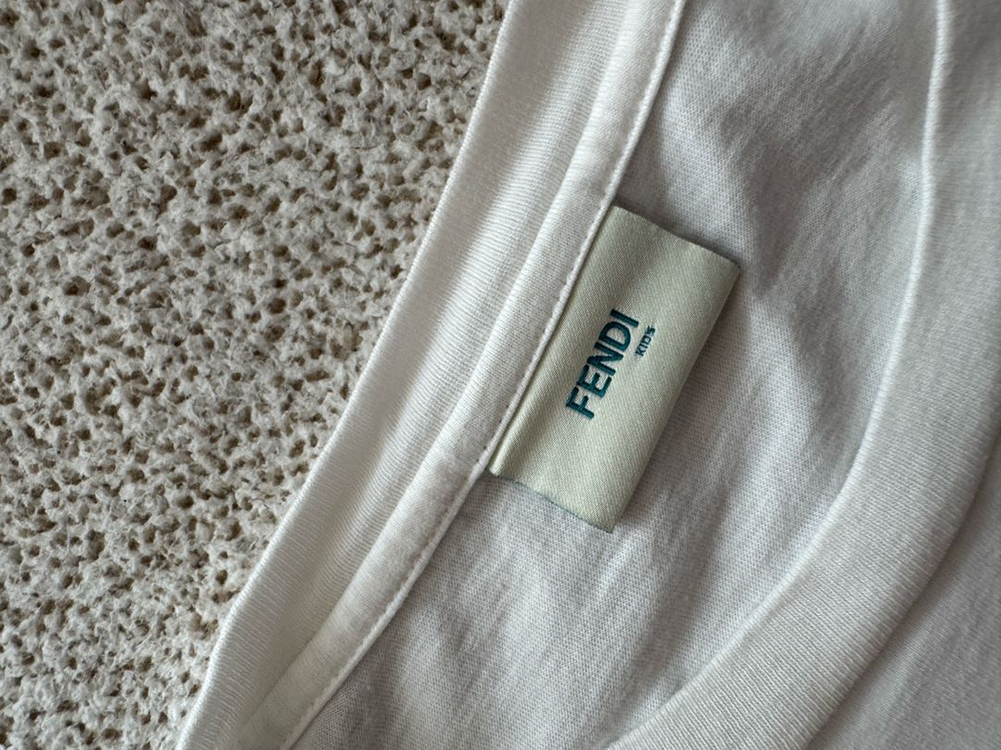 펜디키즈 반팔티 (12+) 버버리키즈봉쁘앙리미떼두두msgm몽클스톤타오보보쇼즈구찌로디니수어플룸루이스미샤이미스 이미지