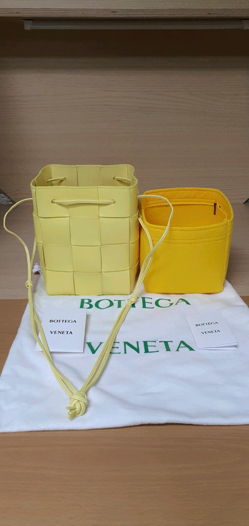 보테가베네타 버킷백/크로스백 스몰 새상품급 정품(감정O)구찌프라다루이비통디올고야드샤넬셀린느생로랑버버리발렌시아가가방 이미지