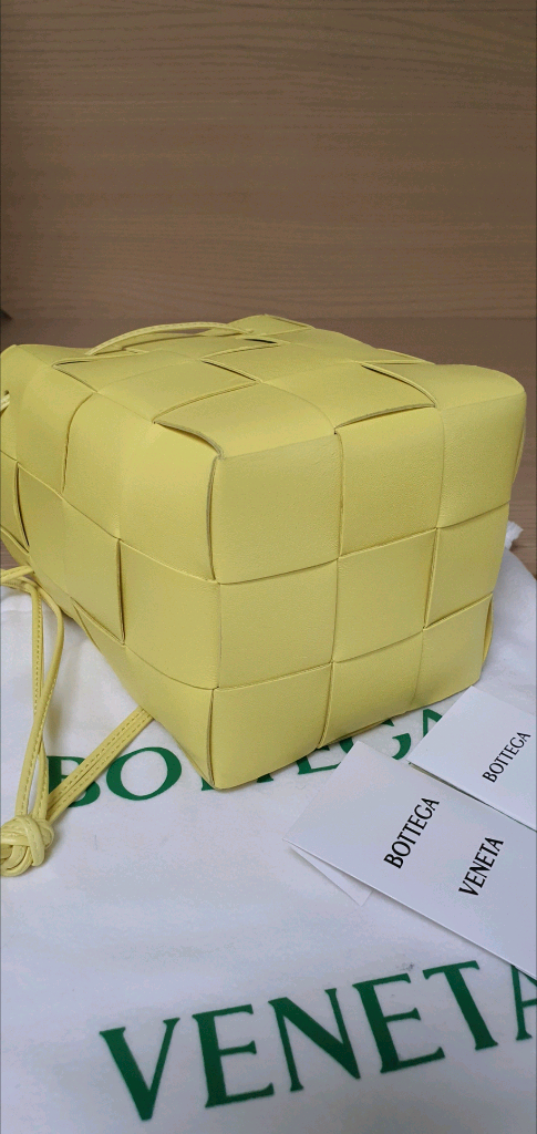 보테가베네타 버킷백/크로스백 스몰 새상품급 정품(감정O)구찌프라다루이비통디올고야드샤넬셀린느생로랑버버리발렌시아가가방 이미지