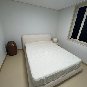 퀸사이즈 침대프레임 매트리스 세트 이미지