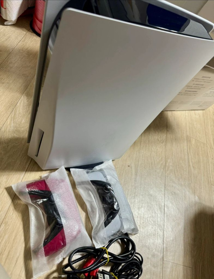 [풀박]PS5 플스5 디스크 에디션 듀얼센스 2개 컨트롤러 포함 (코스믹레드) 이미지