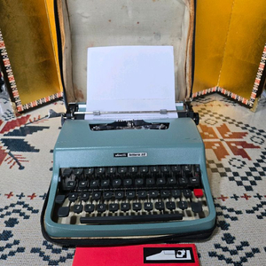 상태좋은 명품 올리베티 레테라32 영문타자기 이미지