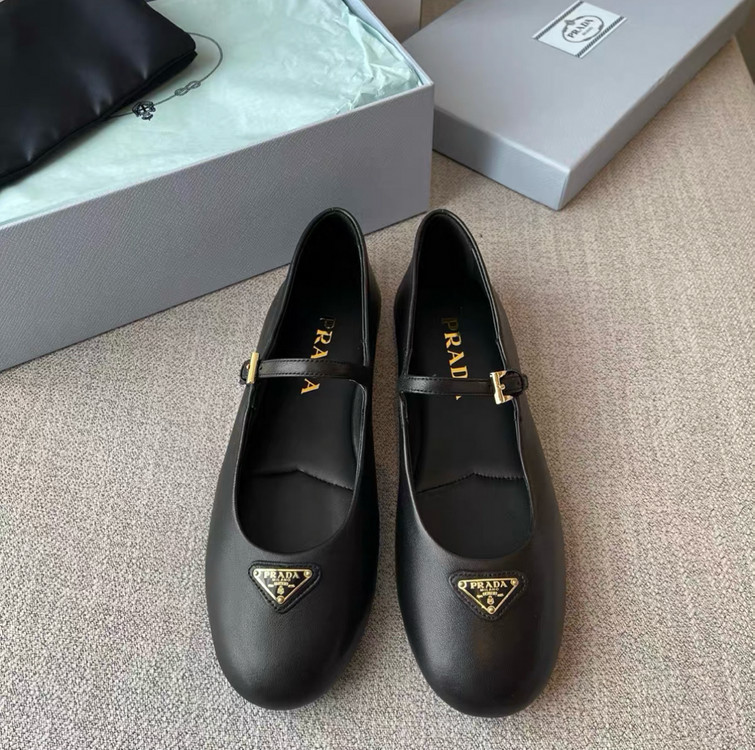 프라다 카프스킨 발레리나 플랫슈즈 이미지