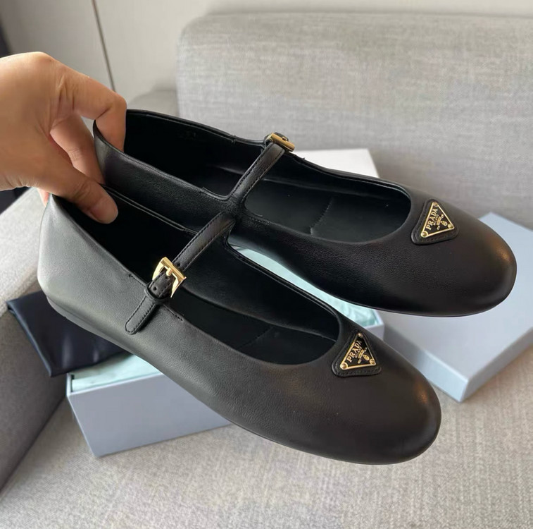 프라다 카프스킨 발레리나 플랫슈즈 이미지