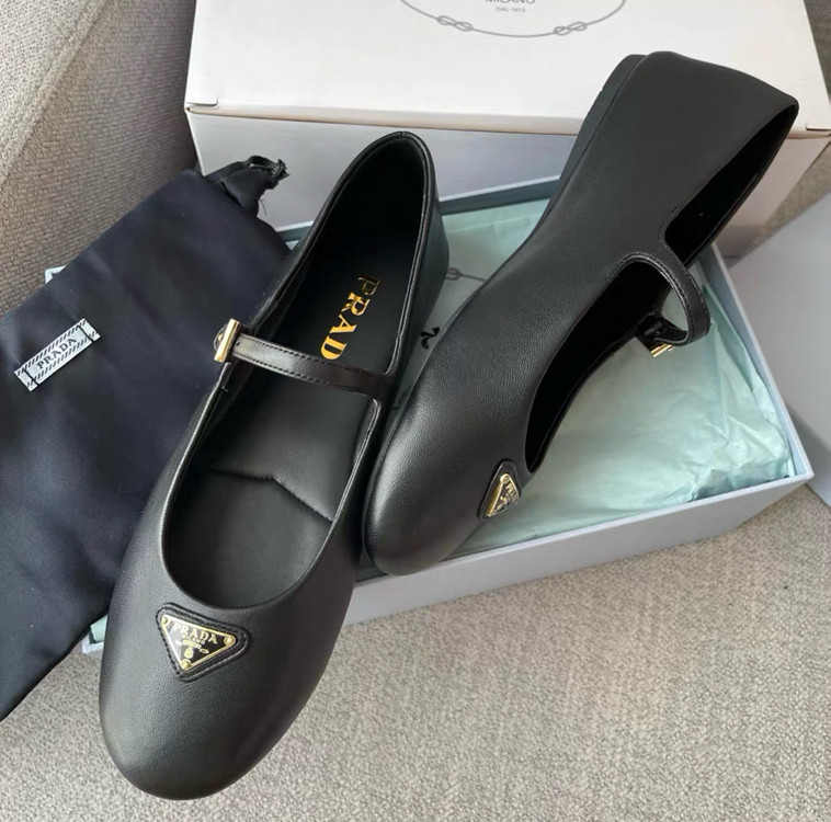 프라다 카프스킨 발레리나 플랫슈즈 이미지