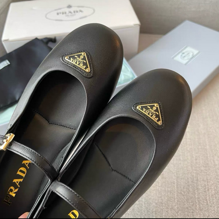 프라다 카프스킨 발레리나 플랫슈즈 이미지