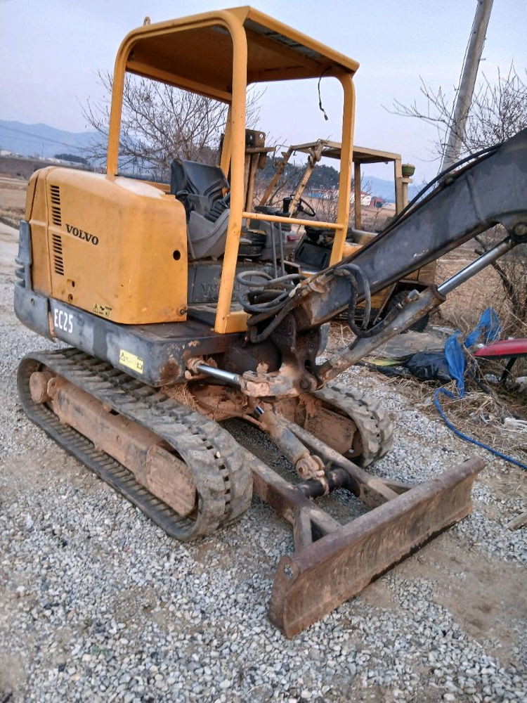 볼보 2.5톤 미니굴삭기 2004년식 자동링크 기본박아지있음 이미지