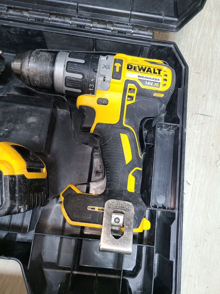 디월트 브러쉬리스 충전 스크류 해머 드라이버 드릴 세트 이미지