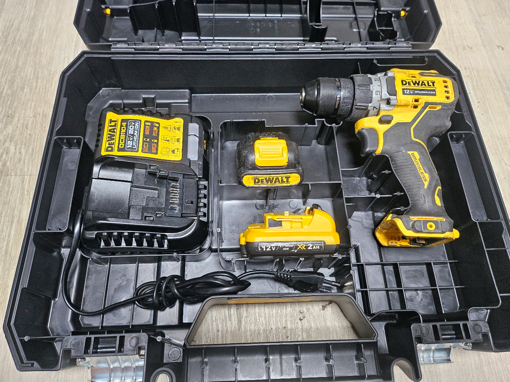 디월트 브러쉬리스 충전 드릴 드라이버 DCD701 세트 이미지