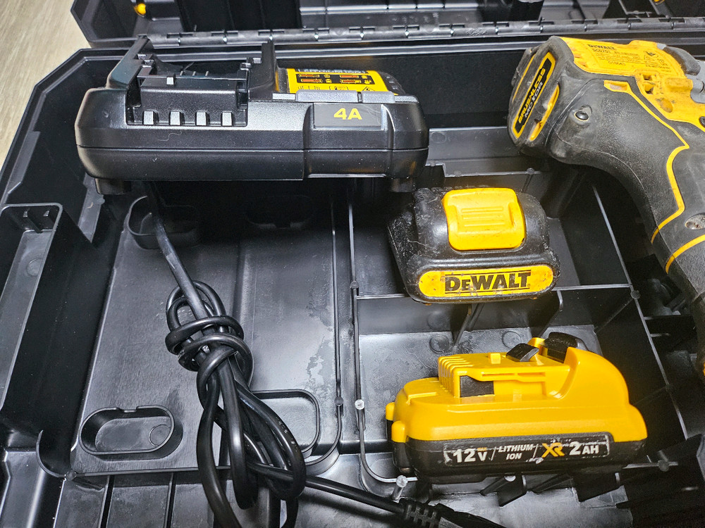 디월트 브러쉬리스 충전 드릴 드라이버 DCD701 세트 이미지