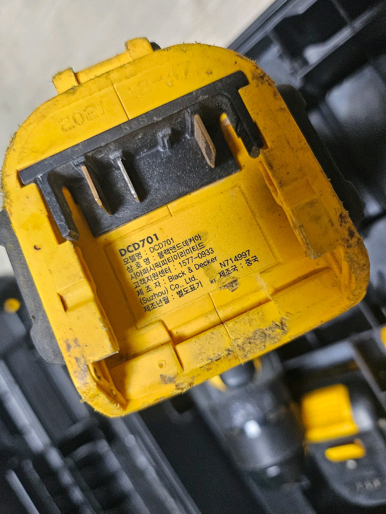 디월트 브러쉬리스 충전 드릴 드라이버 DCD701 세트 이미지