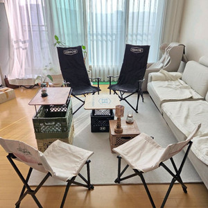 하이브로우 릴렉스 싯백 체어 밀크박스 하이브로 테이블 이미지