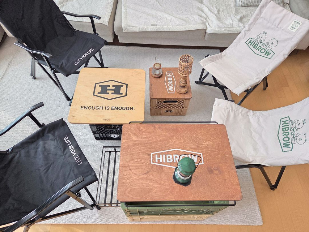 하이브로우 릴렉스 싯백 체어 밀크박스 하이브로 테이블 이미지