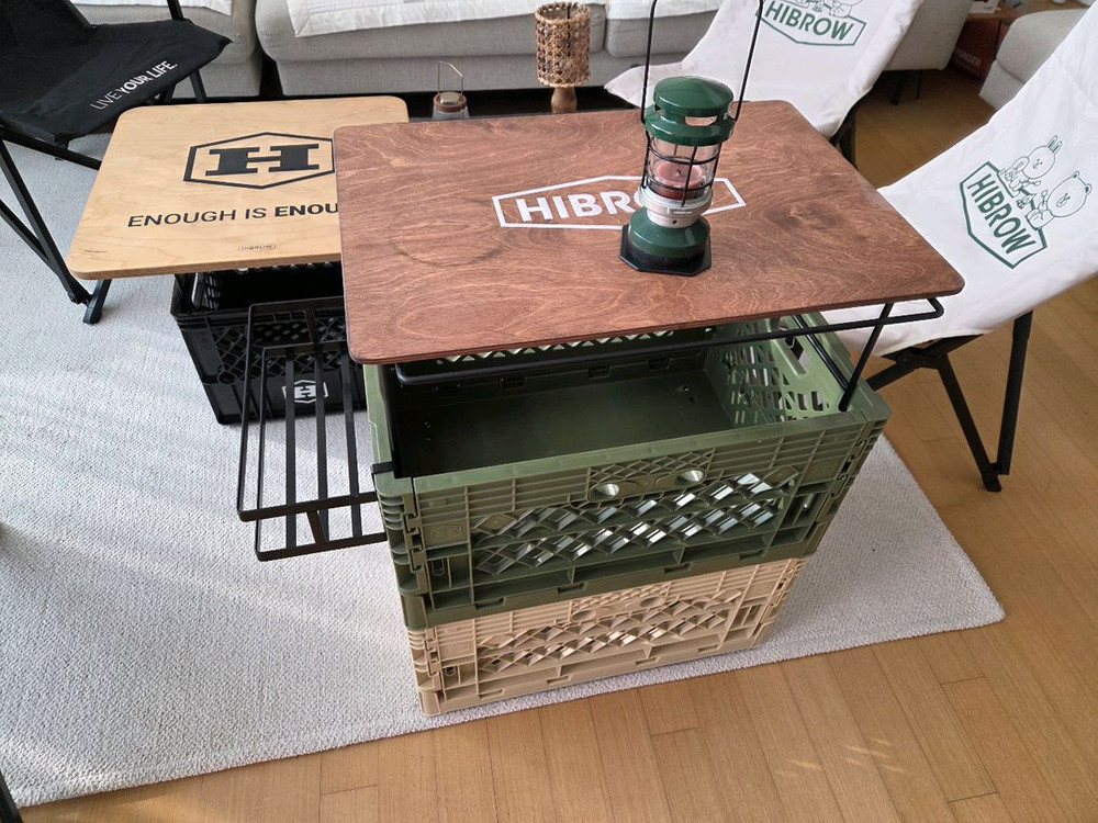 하이브로우 릴렉스 싯백 체어 밀크박스 하이브로 테이블 이미지