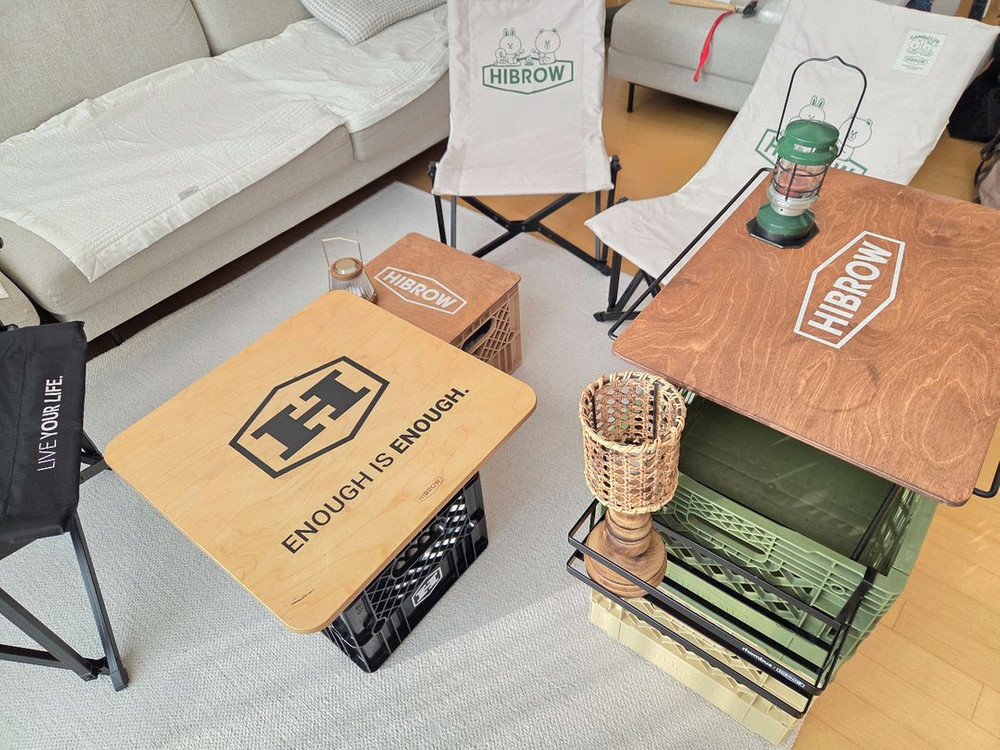 하이브로우 릴렉스 싯백 체어 밀크박스 하이브로 테이블 이미지