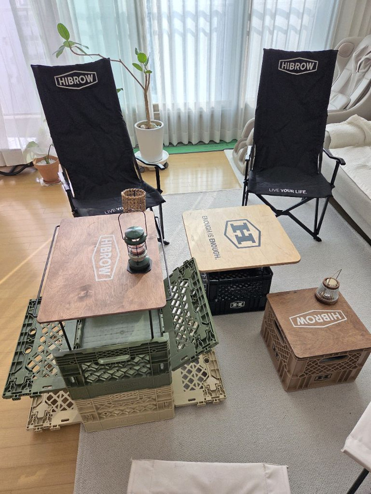 하이브로우 릴렉스 싯백 체어 밀크박스 하이브로 테이블 이미지