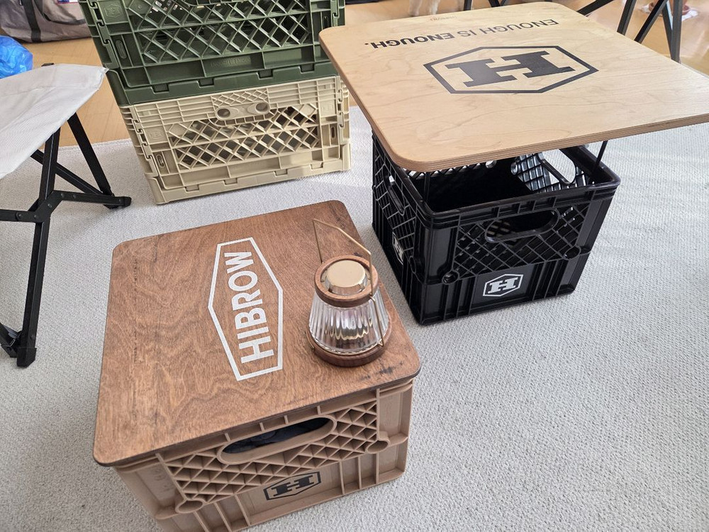 하이브로우 릴렉스 싯백 체어 밀크박스 하이브로 테이블 이미지