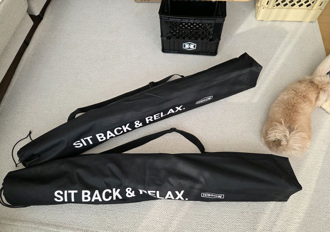 하이브로우 릴렉스 싯백 체어 밀크박스 하이브로 테이블 이미지