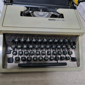 빈티지 올리베티레테라 영문타자기 이미지