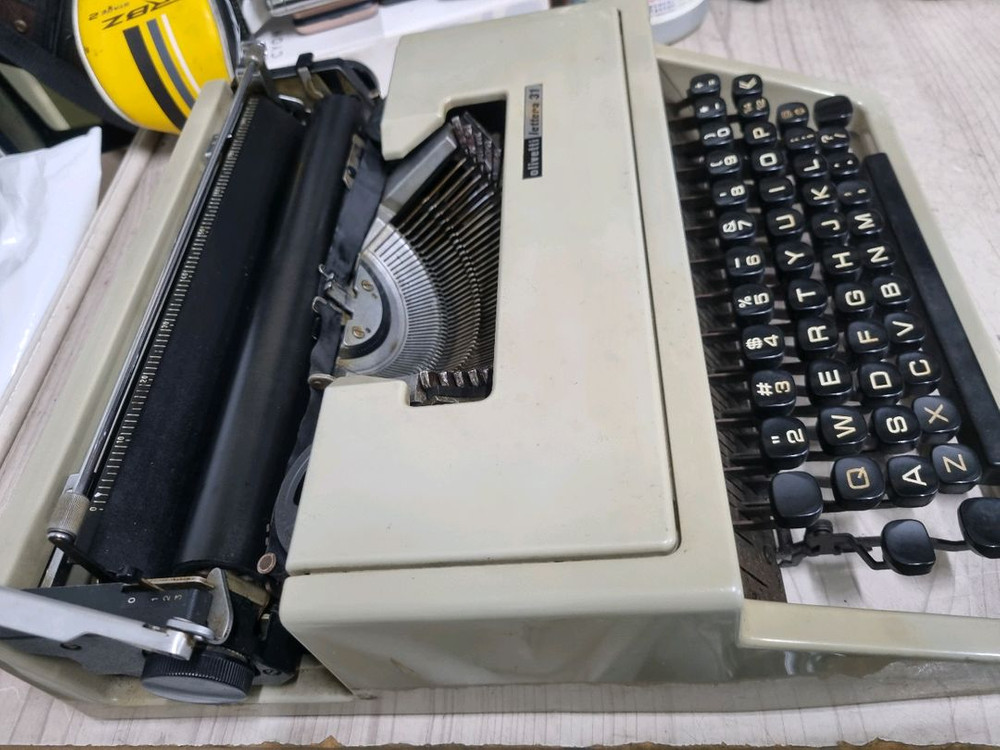 빈티지 올리베티레테라 영문타자기 이미지