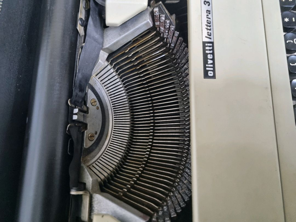 빈티지 올리베티레테라 영문타자기 이미지