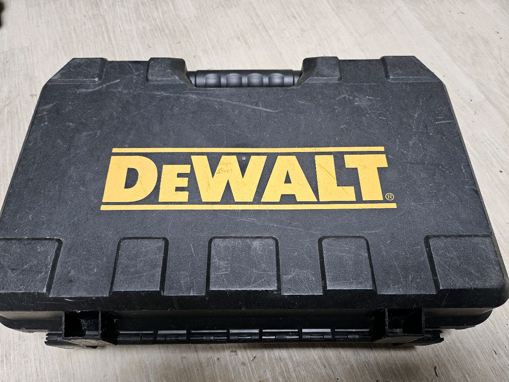 디월트 브러쉬리스 충전 임팩 드라이버 드릴 세트 이미지