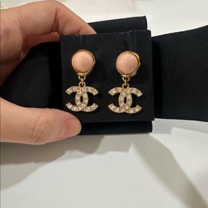샤넬 CC 로고 핑크 귀걸이 이미지