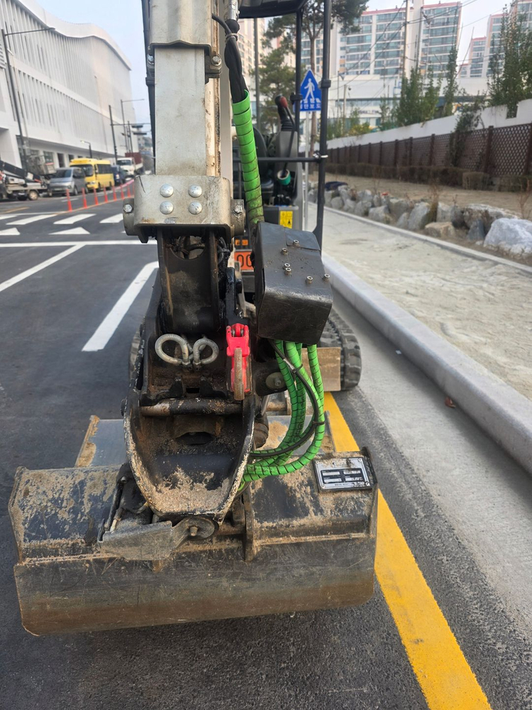 바브켓 미니굴삭기 E20 2022년식 330시간 가동 틸트로테이터 장착 이미지