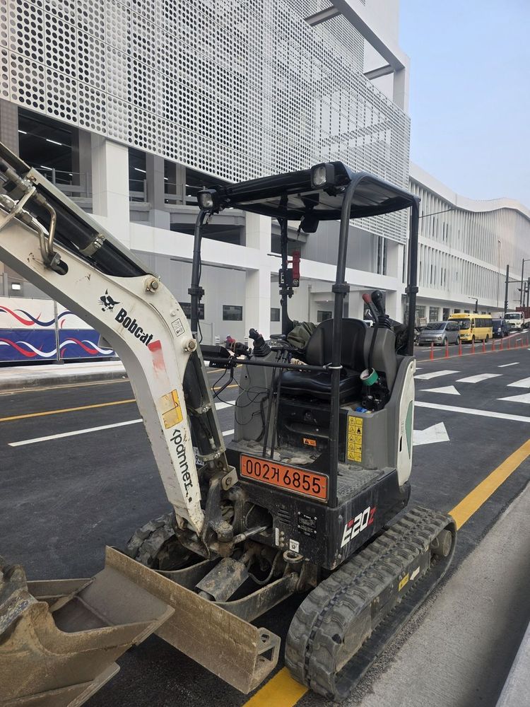 바브켓 미니굴삭기 E20 2022년식 330시간 가동 틸트로테이터 장착 이미지