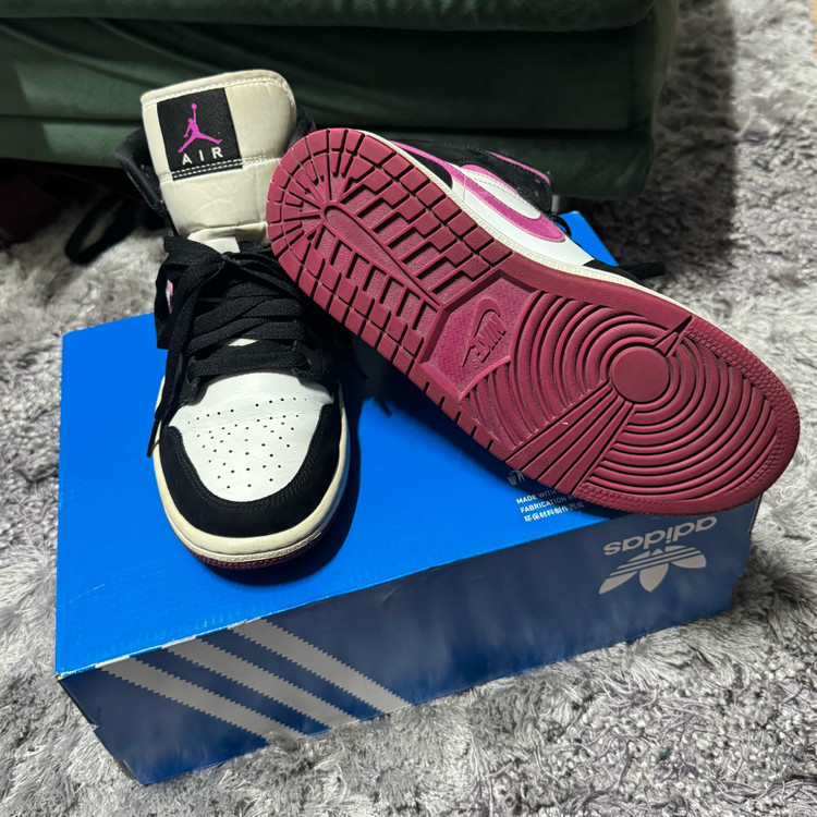 나이키 에어 조던 1 미드 노블 레드 급처 이미지