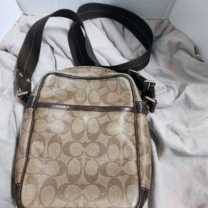 남성 크로스백 코치 이미지