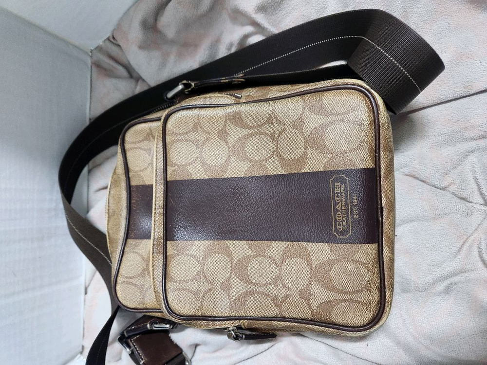 남성 크로스백 코치 이미지