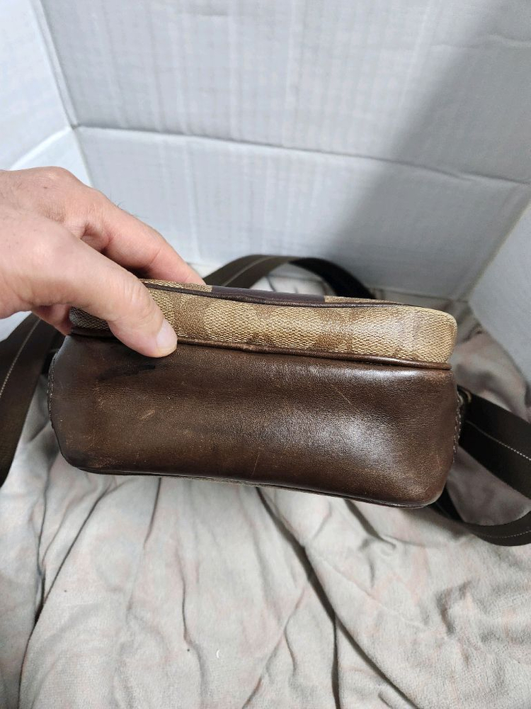 남성 크로스백 코치 이미지