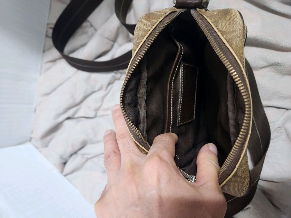 남성 크로스백 코치 이미지