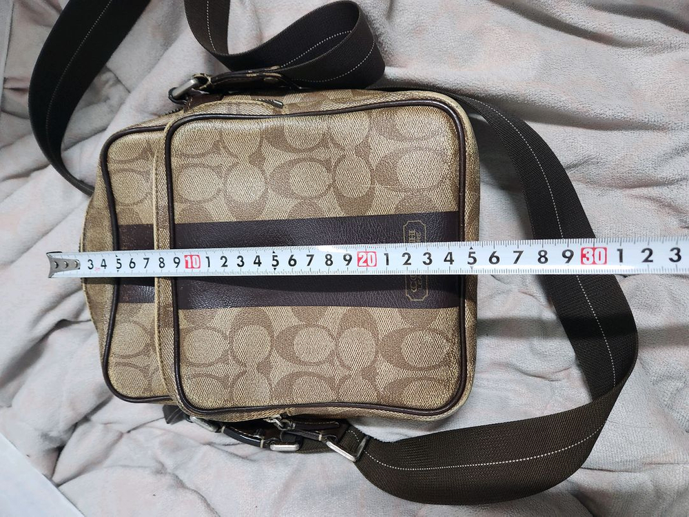 남성 크로스백 코치 이미지